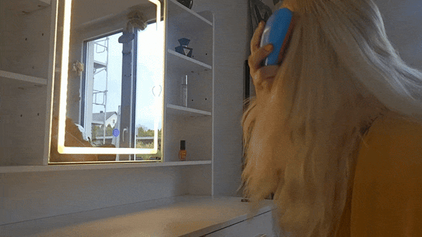 GIF femme se coiffant devant la coiffeuse CELARA Laure couleur argent - CELARA 