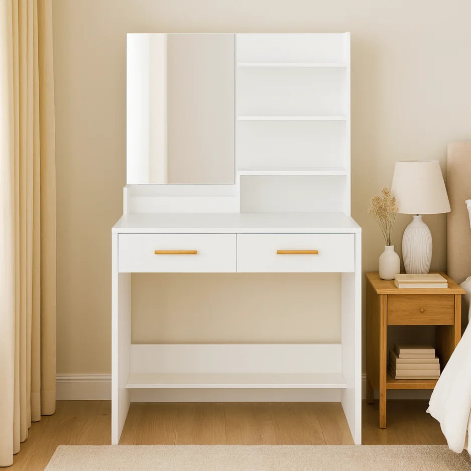 Coiffeuse Adèle blanche avec miroir rectangulaire, tiroirs à poignées dorées et étagères latérales, meuble moderne et minimaliste pour chambre CELARA.