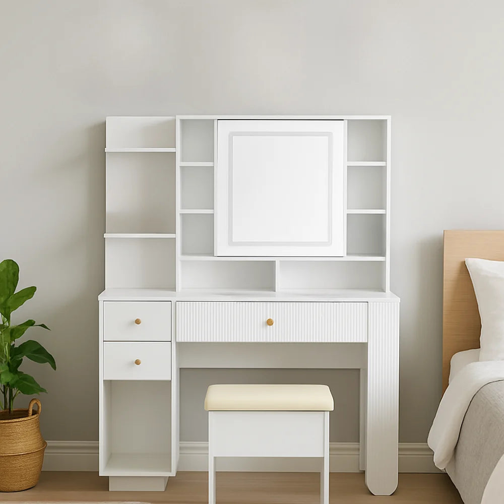 Coiffeuse Amélie blanche avec miroir central, tabouret assorti et étagères latérales, design élégant pour chambre moderne.