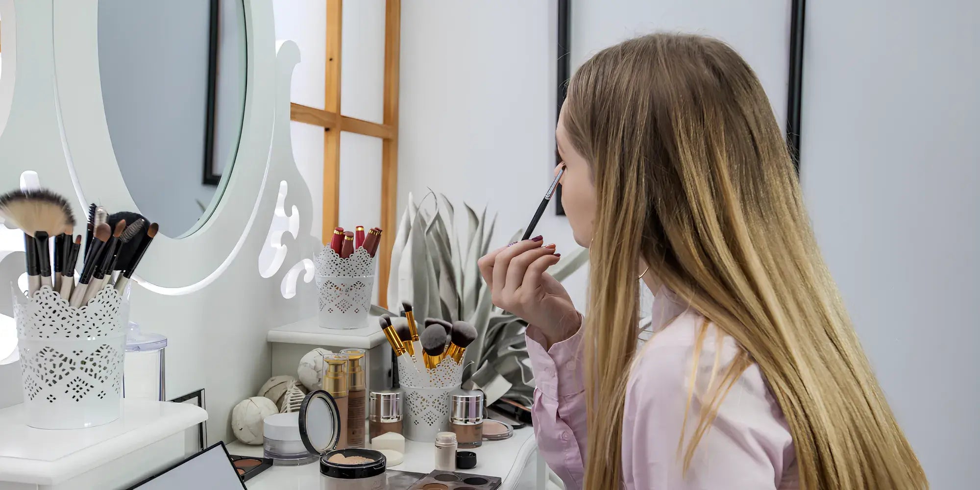 Routine beauté devant une coiffeuse blanche avec miroir LED et rangements élégants - CELARA
