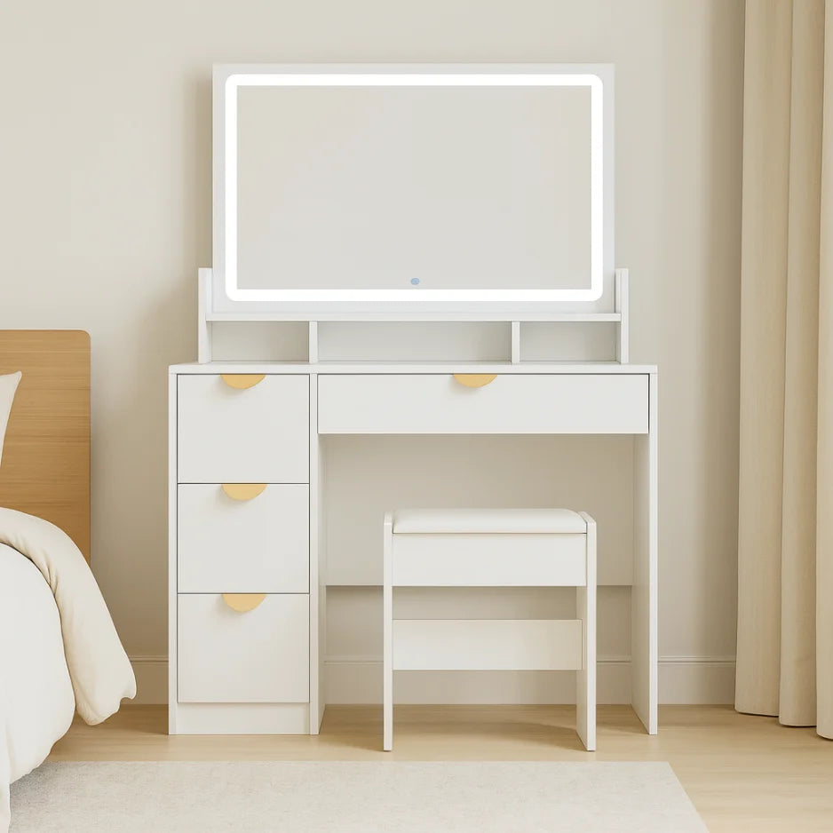 Coiffeuse Farah blanche avec grand miroir LED rectangulaire, tiroirs de rangement et tabouret assorti, meuble moderne pour chambre élégante.