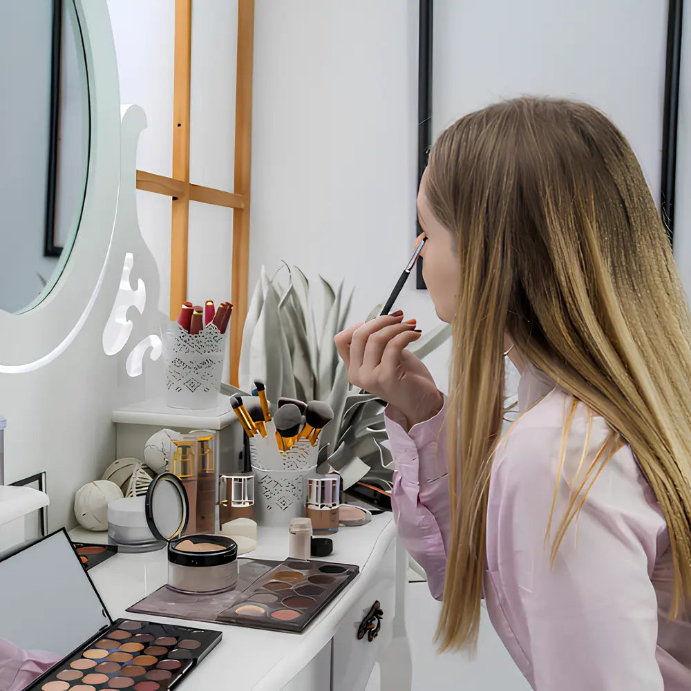 Routine beauté devant une coiffeuse blanche avec miroir LED et rangements élégants - CELARA
